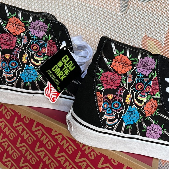Vans Sk8-Hi
Dia De Los Muertos Black/
VNOA7Q5NBMW
Men’s sneakers - Picture 15 of 16